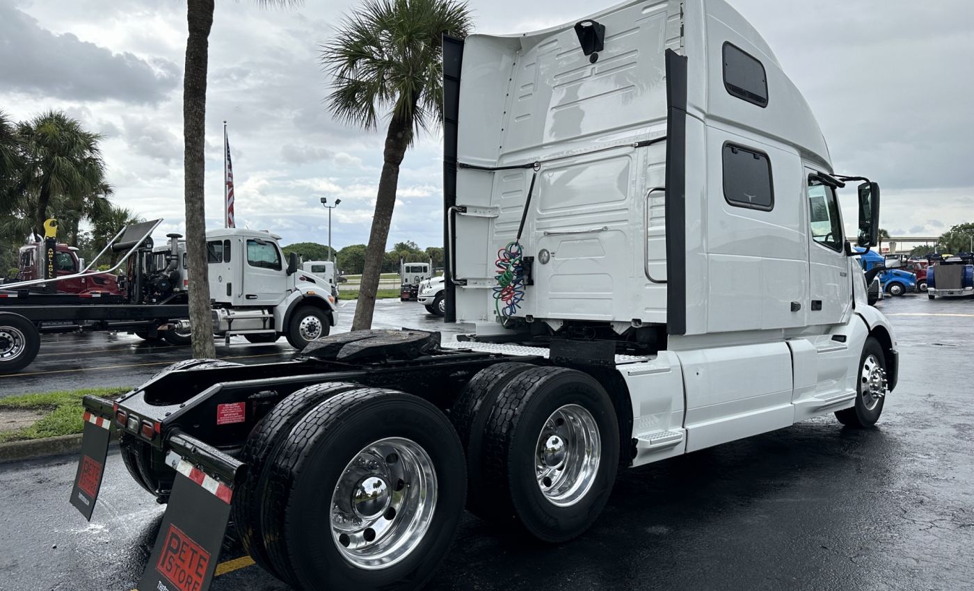 2022 Volvo VNL 860