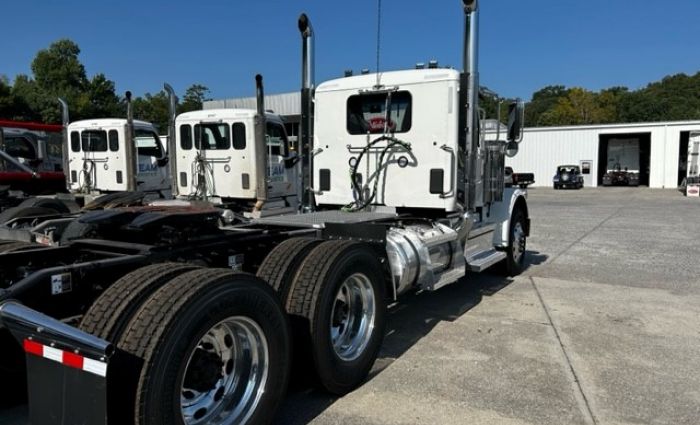 2025 Peterbilt 589